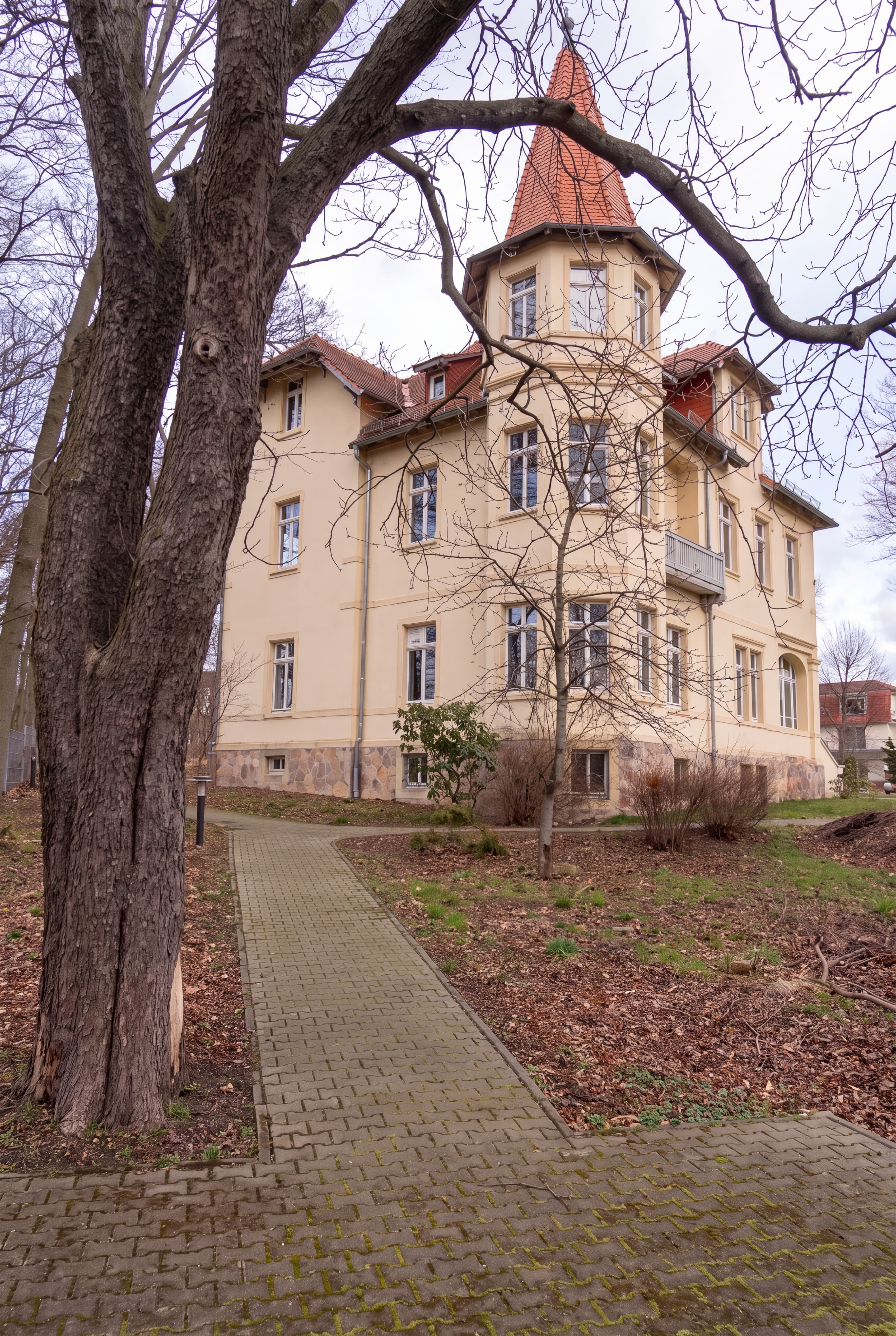 Die Villa Morgenröte, eine alte Villa mit rotem Turm bei Chemnitz.